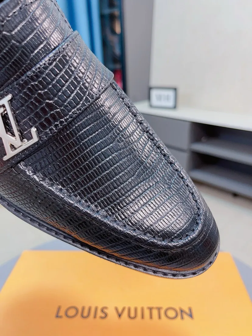 Men's shoes💰438🌹🌹【Louis Vuitton] LV official website synchronizes casual formal leather shoes, imported Italian first-layer calfskin, the leather feels natural and comfortable, and the flowing shoe body design embodies an extraordinary superior wearing experience. Smooth and tight hand-stitched seams achieve extraordinary noble taste. The lining is made of cowhide, which is high-end, comfortable and breathable, telling the man's high-spirited heart. Number of items in stock: 38-44 45 can be customized.